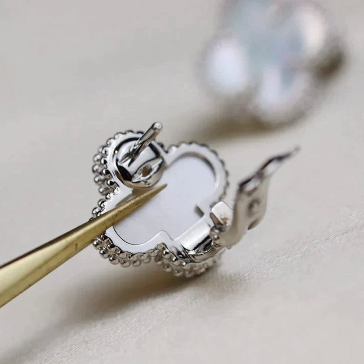 Miro CLOVER MEDIUM 1 MOTIFS WHITE MOP EARRINGS SILVER