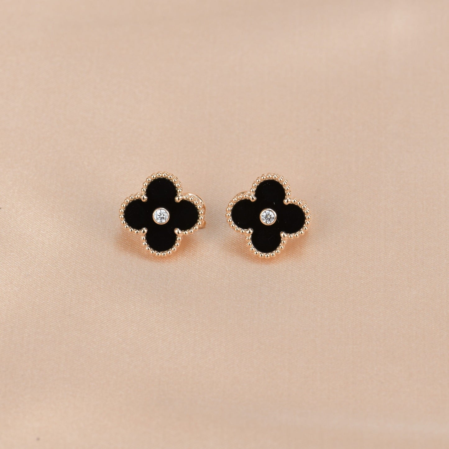 Miro CLOVER MEDIUM 1 MOTIFS ONYX DIAMOND EARRINGS