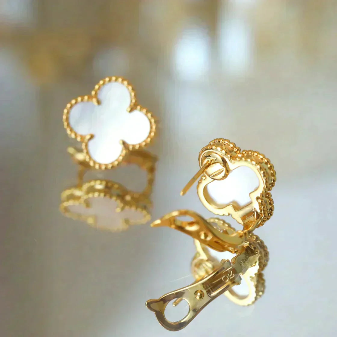 Miro CLOVER MEDIUM 1 MOTIFS  WHITE MOP STUD EARRINGS