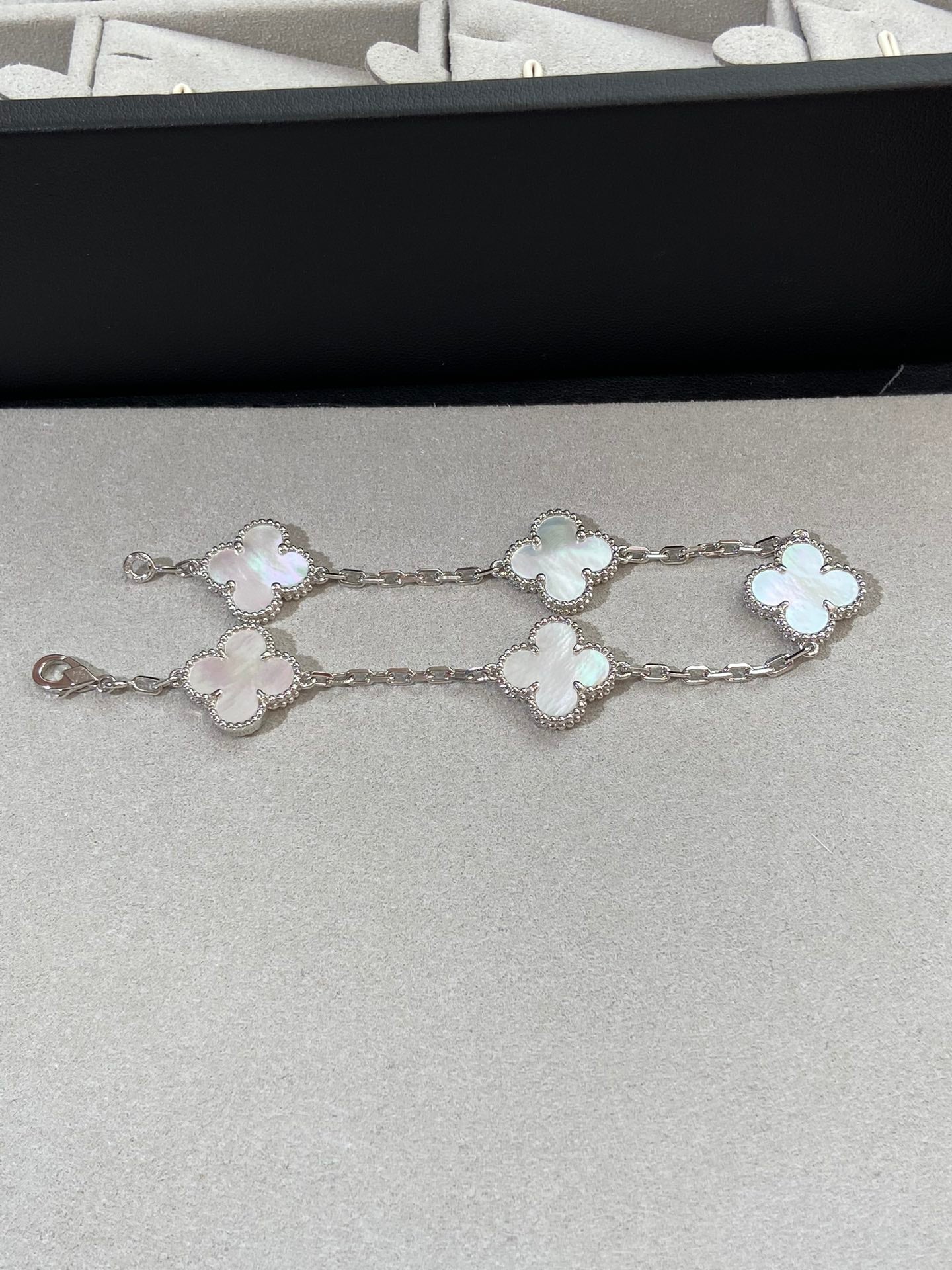 [Miro ]New CLOVER WHITE PEARL MOP 5 MOTIF BRACELET COLLECTION